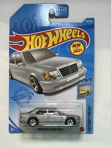 Hot Wheels MERCEDES-BENZ 500 E HW colore argento e rosso fresco di fabbrica scala 1 64 - Foto 1 di 2