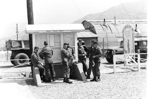 17 FOTO NEGS COREA anni '50 US ARMY COMPANY 'E' 20° PREPARAZIONE MAIALE POPOLO PONTE - Foto 1 di 20