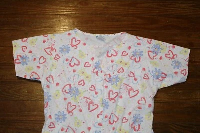 Crest Medical Scrub Top Valentines Hearts Flowers Size Small V-Neck Poly Blend - Image 1 of 4