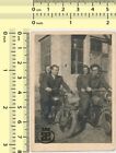 132 Zwei Paare auf Motorrädern, Jungs Reiten Motorräder Fahrräder Vintage Foto Original