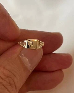 Echt 9 kt Gelbgold Jungfrauenring - Jungfrauen Quadrat Siegelring CZ Ring F-O Größen - Bild 1 von 7