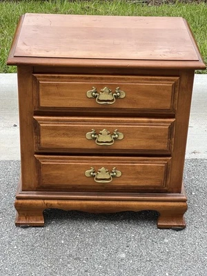 复古 Dixie 家具 Saybrook 枫木夜架茶几带三个抽屉 — 第 1/4 张图片