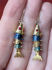 Vintage goldfarbene blau grüne Emaille artikulierte Karpfen Koi Fisch Ohrhänger - Bild 1 von 11