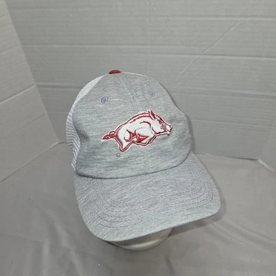 Gorra gorra University of Arkansas Razorbacks Top Of World malla camionero gris rojo usada en excelente estado Foto 1 de 4