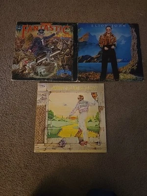  3 Vintage Elton John LP Vinyl Records. Fanatics, Caribou, and Yello Brick Road. Foto 1 de 4