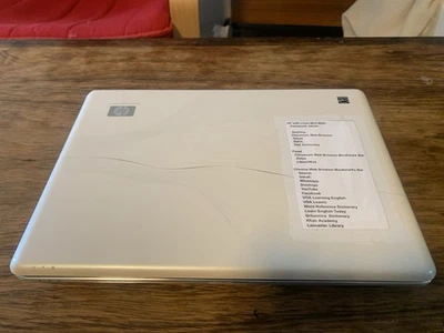 Una computadora portátil HP antigua 2008 excelente estado para personas que qué una computadora portátil antigua Foto 1 de 4