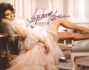 SOPHIA LOREN SIGNED AUTOGRAPHED 8x10 PHOTO ITALIAN SEX SYMBOL ICON BECKETT BAS - Picture 1 of 2