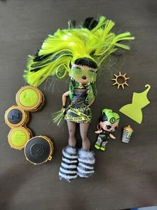 LOL Surprise OMG Remix Rock Bhad Gurl Drummer Doll con LIL SIS e batteria funzionante - Foto 1 di 2