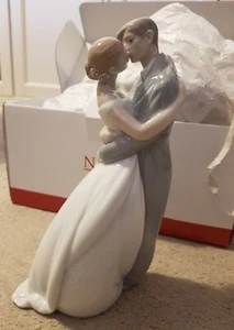 NAO A Kiss Forever' Porcelain Bride and Groom Figure - Picture 1 of 8