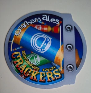 OAKHAM Cervecería CRACKERS Navidad Real Ale Bomba Clip Insignia Delantero Peterborough - Imagen 1 de 1