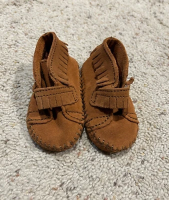 Minnetonka Mocasines Infantil Talla 1 Cuero Marrón CORREA DELANTERA FLECOS BOTÍN Z23 Foto 1 de 4