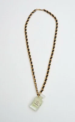 Collar CHANEL n. 19 Eau de Parfume Colgante Cristal, Cadena Dorada y Negra Foto 1 de 3