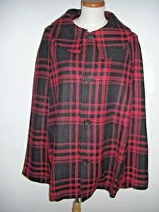 **OMG**SUPER LINDA**Mujer*NUEVA CON ETIQUETAS** CAPA A CUADROS ROJA Y NEGRA DE JOH**ÚNICA**TALLA LG! - Imagen 1 de 5
