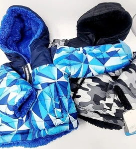Abrigo con capucha reversible de piel sintética camuflaje azul/negro Falls Creek para niños pequeños - Imagen 1 de 15