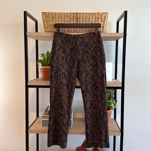 Pantalones de punto corto CAbi tiro medio Cool It piel de serpiente estampado animal #4316, talla S - Imagen 1 de 11