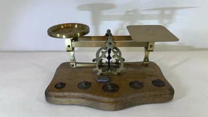 Antike englische Küchenwaage aus Messing und Holz mit Gewichten - Bild 1 von 4