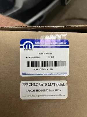 Cinturón de seguridad exterior delantero, izquierdo - Mopar (7LR40TX7AB) 2016-2026 Ram 3500 Foto 1 de 3