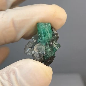 VERY CLEAR NATURAL EMERALD CRYSTAL ON MATRIX FROM MUZO COLOMBIA 3,72 grams - Picture 1 of 11