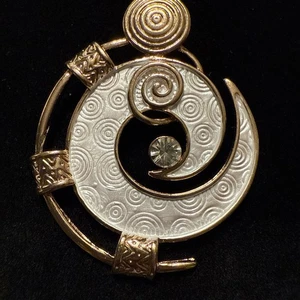 Gold Tone White Enamel Large Swirl Pendant With Rhinestone (Lot# 558) - Picture 1 of 6