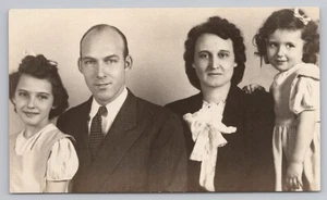 Rev A.M. Phillips Familienportrait um 1945 Postkarte - Bild 1 von 2