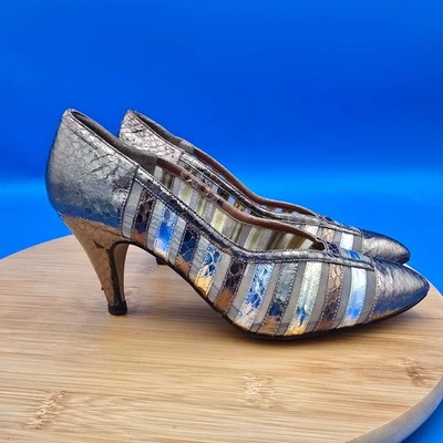 Tacones para mujer J Renee metálicos a rayas de piel de serpiente punta talla 5,5 M Foto 1 de 4