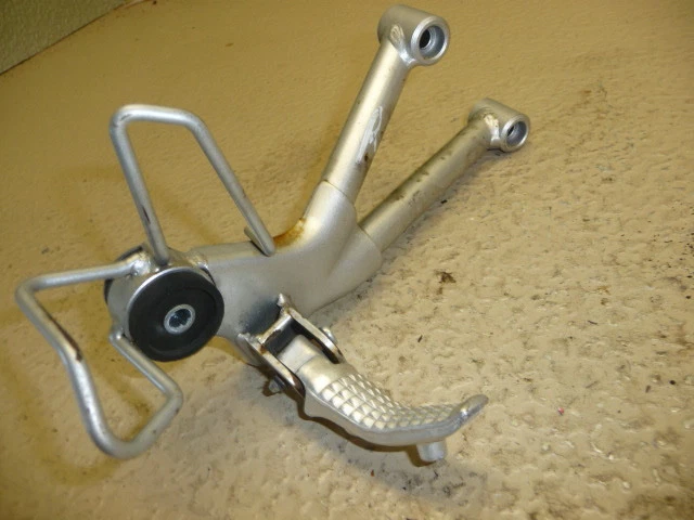 estriba trasera derecha Suzuki Bandit 600S 2002 Foto 1 de 1