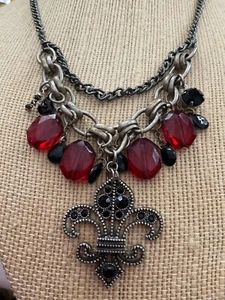 Collar de cuentas rojas y negras con colgante de flor de lis - Imagen 1 de 11