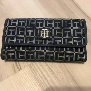 Tommy Hilfiger Geldbörse Damen Navy & Beige Monogramm mit Druckknopfverschluss - Bild 1 von 8