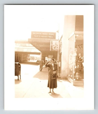 FOTO ANTIGUA VINTAGE AL AIRE LIBRE SEÑORA CIUDAD CARRETERA PUENTE TRENES TIENDA Foto 1 de 4