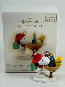 2009 Winterspaß mit Snoopy #12 - Hallmark Mini Ornament - gibt Woodstock Geschenk - Bild 1 von 11