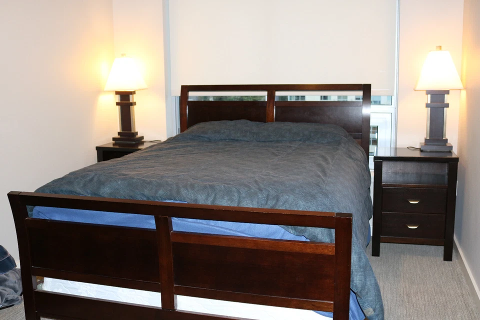 Hermoso juego de dormitorio Dania tamaño queen de 8 piezas. Foto 1 de 4