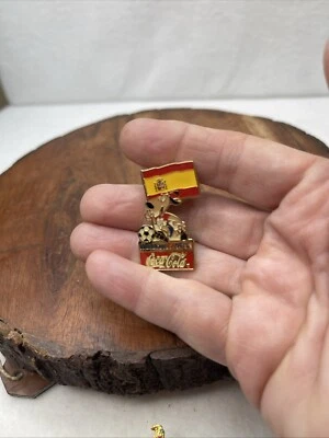 1994 World Cup Fifa Soccer Coca Cola Flag Enamel Pin with Mascot:  SPAIN - Image 1 of 2