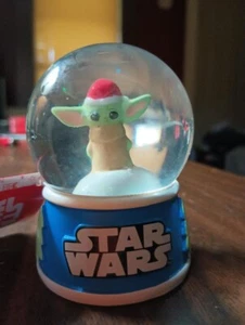 STAR WARS 2023 CHRISTMAS EXCLUSIVE ERROR GROGU SNOW GLOBE-MINT C-10 WITH TAG - Picture 1 of 3