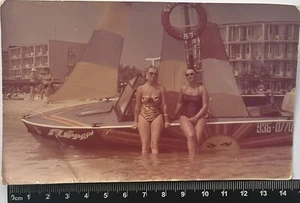 Hübsche junge Frauen im Badeanzug Strand Lady’s Frau im Bikini altes Foto #2234 - Bild 1 von 3