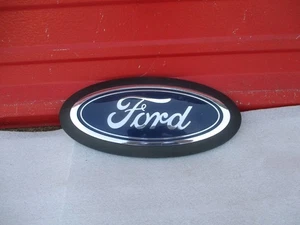 2023 2024 25 FORD F350 OEM FRONT UPPER GRILLE EMBLEM LOGO PC3B-8B262-AB - Picture 1 of 11