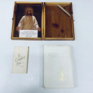 Vintage Sacra Bibbia 1958 edizione commemorativa lettera rossa illustrata con cerniera e scatola cedro - Foto 1 di 12