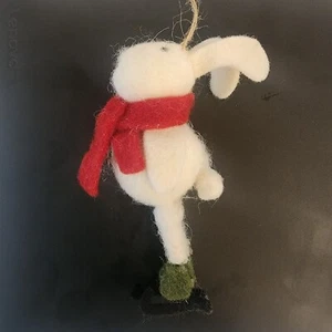 Adorno de árbol de Navidad vintage de conejo de patinaje sobre hielo. Peluche - Imagen 1 de 5