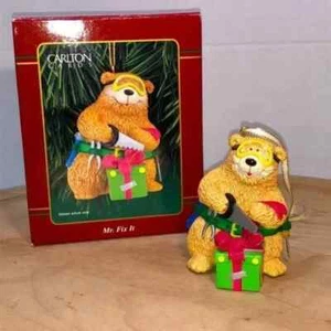 Tarjetas Carlton adorno de Navidad "Sr. Adorno de oso de resina Fix It " - Imagen 1 de 7