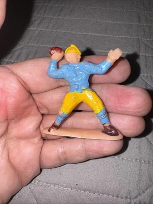 Jogador de futebol vintage dos anos 1960 Wilton Cake Topper - Imagem 1 de 3
