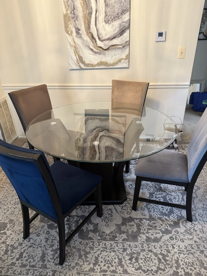 Mesa de Cena Viene con un Juego de 4 Sillas It’s Totalmente Nueva It’s Not In Use Clean!! Foto 1 de 1