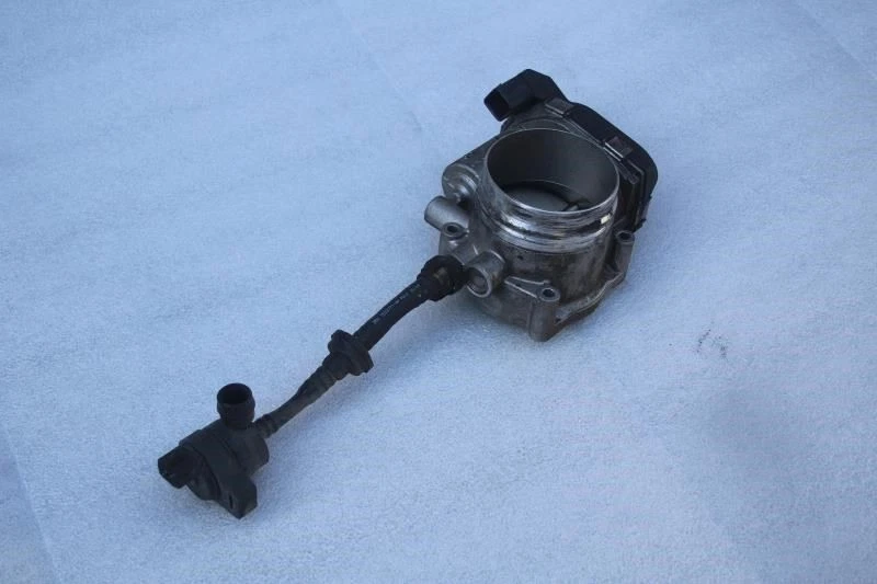 BMW 135i E88 2008 carrocería del acelerador Foto 1 de 4