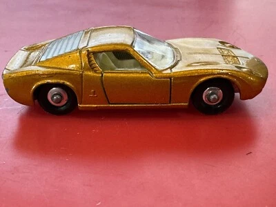 Matchbox #33 Lamborghini Miura, pintura dorada, ruedas regulares. Casi como nuevo. Foto 1 de 4