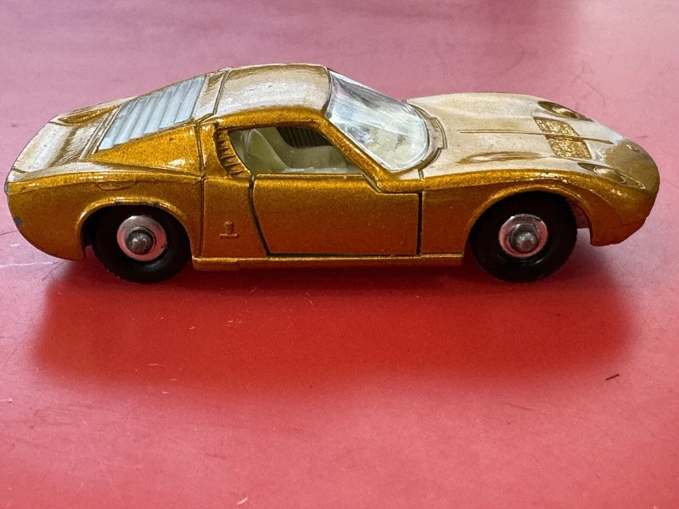 火柴盒 #33 兰博基尼 Miura,金色油漆,普通车轮。 近乎完好。 — 第 1/4 张图片