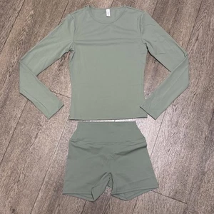 Zweiteiliges Set. Langarmshirt/ Shorts (B286) - Bild 1 von 4