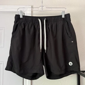 Pantaloncini corti VUORI neri con logo atletico toppa elastico in vita con coulisse - Foto 1 di 5