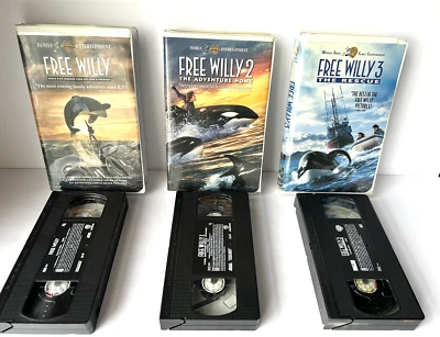 Free Willy 1, 2, and 3 VHS Complete Set in White Clam Shell Cases - Ships Fast! Foto 1 de 4