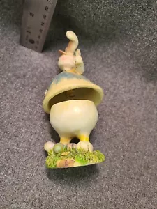 Estatuilla de jardinero conejo de Pascua con cuerpo bobble verde de 5 3/4" - Imagen 1 de 5