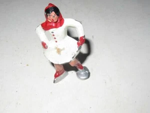 ÄLTERE METALLFIGUR - FRAU IM WEISSEN KLEID EISLAUFEN - GUT - 2 1/2" GROSS - M25 - Bild 1 von 1
