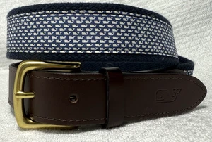 Cinturón de hombre Vineyard Vines azul marino con logotipo de ballena con extremos de cuero talla 36 EE. UU. - Imagen 1 de 10