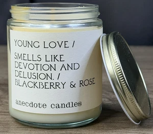 Velas Anécdota Young Love Coco Soja Cera Tarro Vela Mora Rosa 7.8oz - Imagen 1 de 5